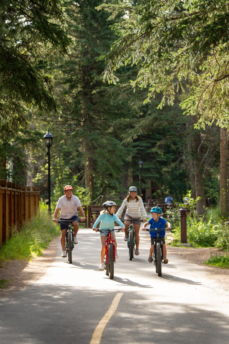 20190823_TV_Fam_Bike_Affleck_000365-800×1200